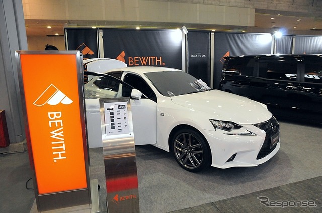 ブースにはビーウィズのオフィシャルデモカー1台(メルセデス・ベンツ CLS350)、全国の販売店が製作したビーウィズ製品搭載デモカー4台(トヨタ ヴォクシー、レクサス IS300h Fスポーツ、メルセデス・ベンツ S400ハイブリッド、アウディ A5)も展示