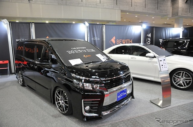 ブースにはビーウィズのオフィシャルデモカー1台(メルセデス・ベンツ CLS350)、全国の販売店が製作したビーウィズ製品搭載デモカー4台(トヨタ ヴォクシー、レクサス IS300h Fスポーツ、メルセデス・ベンツ S400ハイブリッド、アウディ A5)も展示