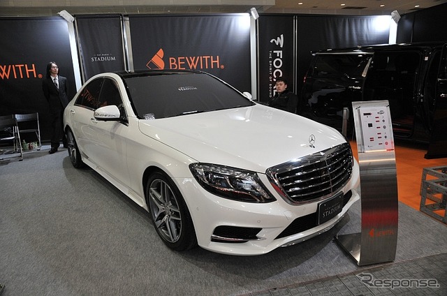 ブースにはビーウィズのオフィシャルデモカー1台(メルセデス・ベンツ CLS350)、全国の販売店が製作したビーウィズ製品搭載デモカー4台(トヨタ ヴォクシー、レクサス IS300h Fスポーツ、メルセデス・ベンツ S400ハイブリッド、アウディ A5)も展示