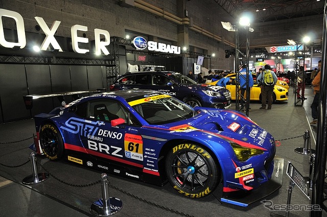 大阪オートメッセのスバルブース。手前はスバル BRZ GT300 2015