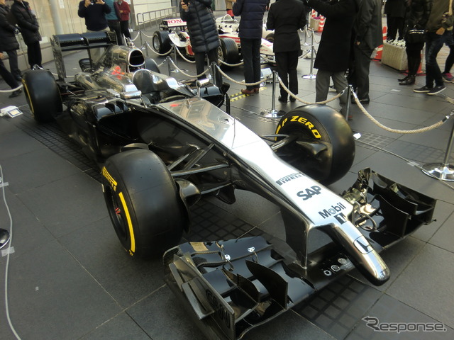 会見日、ホンダ本社前には2014年11月のアブダビ合同テストに登場した「マクラーレンMP4-29H/1×1」の姿も(昨年型ベースの暫定テスト車)。