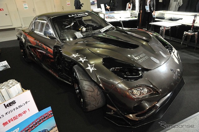 KRC(大阪府枚方市)のRX-7(FD-3S)。フロントインナーフェンダー剥き出しのデザインが異色。アウターパネルはFRP製(大阪オートメッセ15)