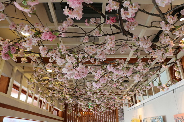 桜で装飾されたスターバックスコーヒー「上野恩賜公園店」店内(天井)