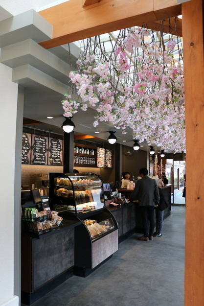 桜で装飾されたスターバックスコーヒー「上野恩賜公園店」店内(カウンター)
