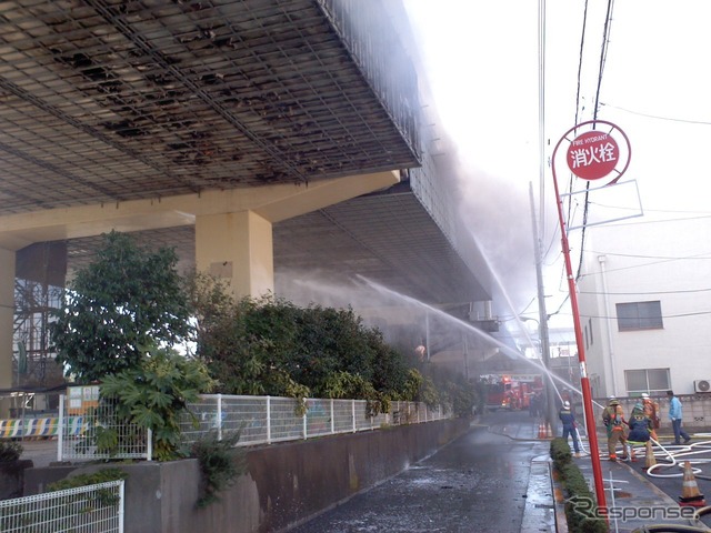 高速7号小松川線の高架下で起きた火災（16日午前）