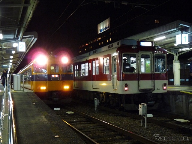 「境界の彼方」では近鉄線周辺の景色をモチーフにしたシーンのほか、近鉄電車も登場する。写真は橿原神宮前駅に停車中の8400系（右）。
