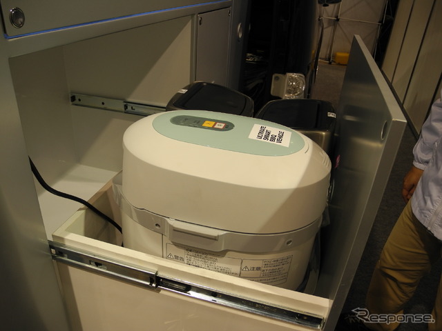 バーベキュー道具の収納された裏面には生ゴミ処理機が収納されている