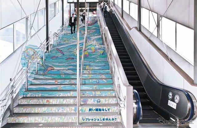 金沢八景駅の「上りたくなる階段」。海を描いたイラストで装飾する。