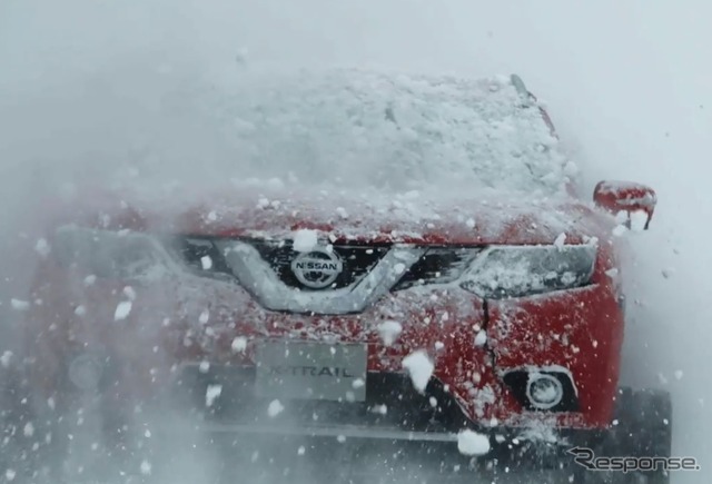 無限軌道によりピザを配達する日産エクストレイル（動画スクリーンショット）