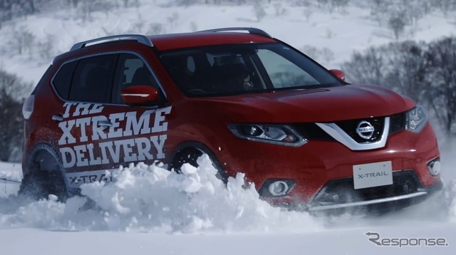 無限軌道によりピザを配達する日産エクストレイル（動画スクリーンショット）