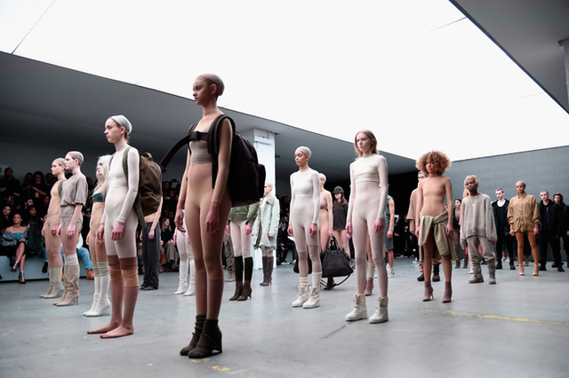 ニューヨークで発表されたアディダスオリジナルスとカニエ・ウェストのコラボコレクション「YEEZY SEASON 1」