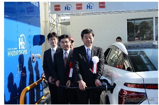 燃料電池自動車への充填セレモニー