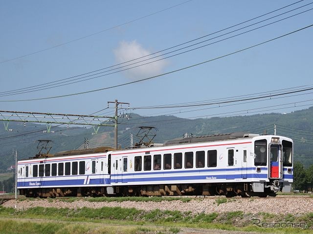 北越急行とえちごトキめき鉄道は越後湯沢～新井間の直通列車を3月14日から運行する。写真は北越急行の普通列車で運用されているHK100形電車。