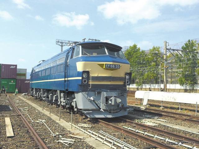 JR西日本は京都鉄道博物館の展示品として、JR貨物から機関車などの寄贈を受けた。写真は電気機関車のEF66 35。