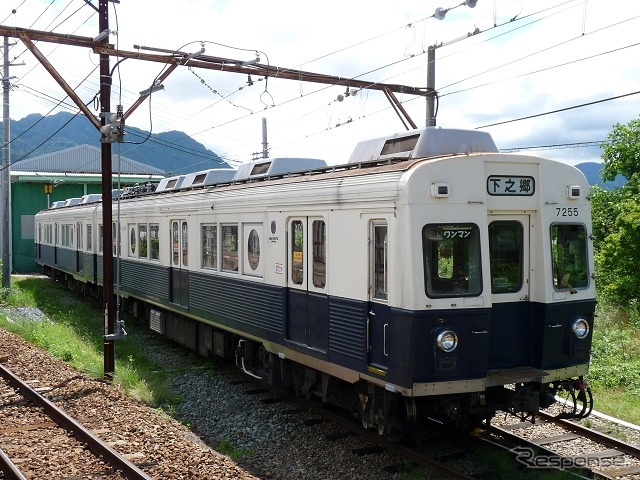 一部の窓をシールで楕円形にした「まるまどりーむ号」の7200系7255号編成。1004号編成も7255号編成とほぼ同じ装飾が施される。