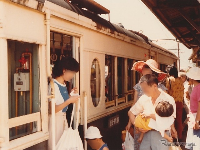 上田駅に停車中のモハ5250形モハ5251(1984年頃)。ドア脇の窓が楕円形になっており、「丸窓電車」と呼ばれていた。