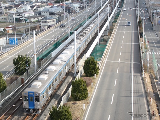南海電鉄と泉北高速鉄道は週末限定の割引切符を3月1日から発売する。写真は泉北線の栂・美木多～光明池間を走る泉北高速鉄道の電車。