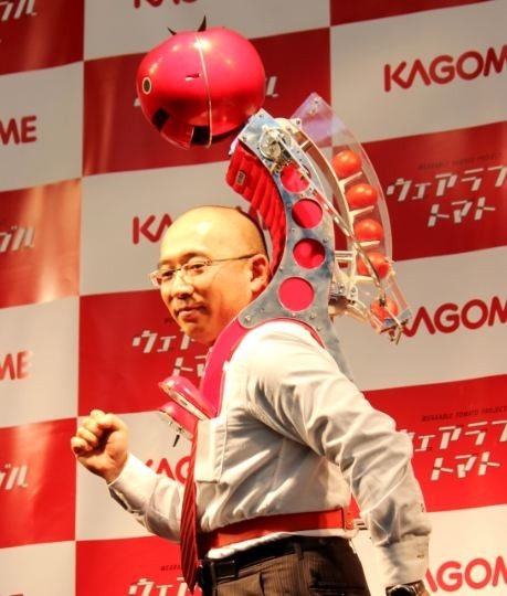 ウェアラブルトマトを装着しているカゴメの社員