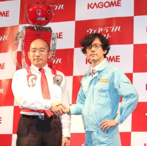 ウェアラブルトマトを装着したカゴメ社員と明和電機の土佐信道氏