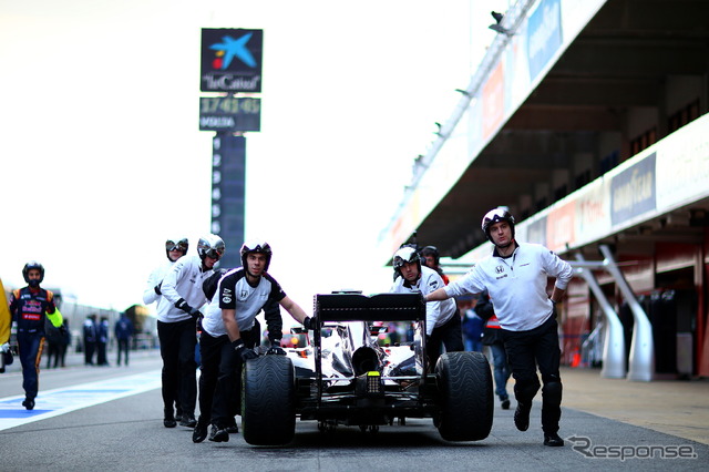 ピットガレージに押し戻されるマクラーレン・ホンダ『MP4-30』