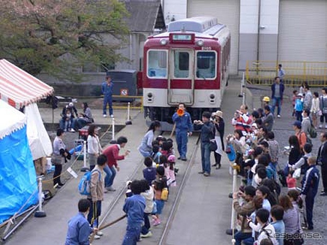 近鉄は恒例の「きんてつ鉄道まつり in 塩浜」を4月に開催する。写真は過去開催時に行われた電車との綱引きとの様子。