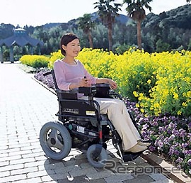 メンテナンスフリーのシールドバッテリーを搭載電動車いす、スズキから