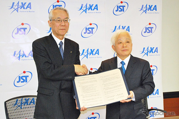 JSTの中村道治理事長(左)、JAXAの奥村直樹理事長(右)