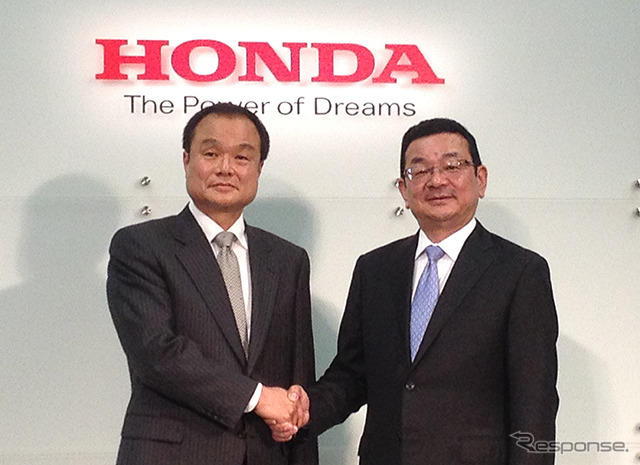 ホンダ伊東孝紳社長（左）と八郷隆弘新社長（右、現・常務執行役員）