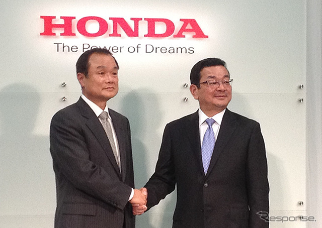 ホンダ伊東孝紳社長（左）と八郷隆弘新社長（右、現・常務執行役員）