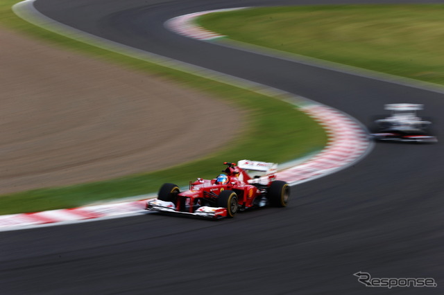 S字コーナーを駆け抜けるF1マシン