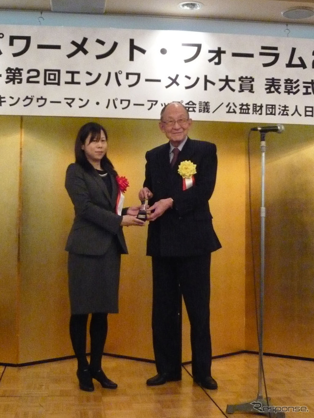 茂木友三郎 日本生産性本部会長(右)と植木樹理 ブリヂストン ダイバーシティ推進ユニットリーダー(左)