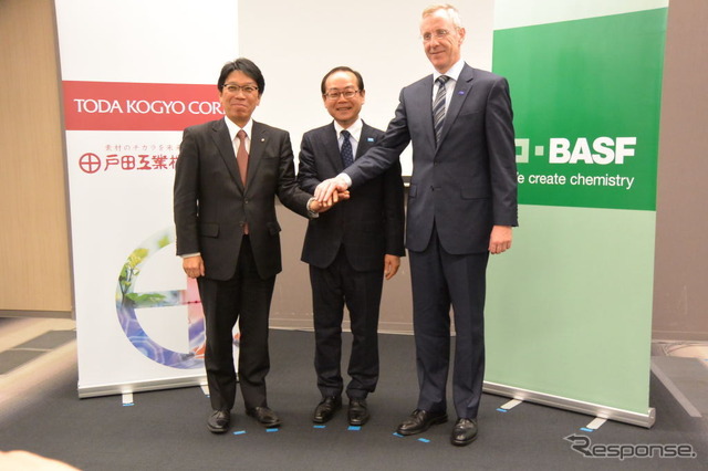 BASF戸田バッテリーマテリアルズ 阿武保郎 社長(中央)