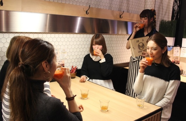 野菜ジュースを飲んでいる様子