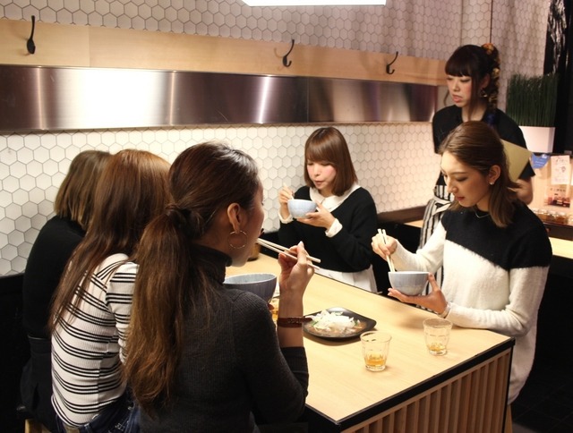 前菜(大根サラダ)を食べている女性たち