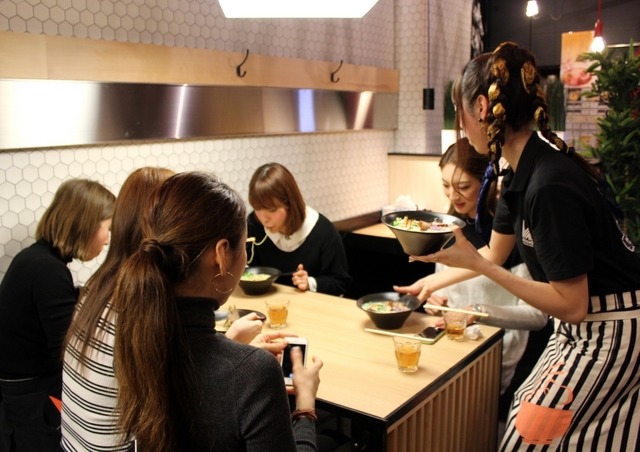 ラーメン女子の森本氏が、メインのラーメンをサーブしていた