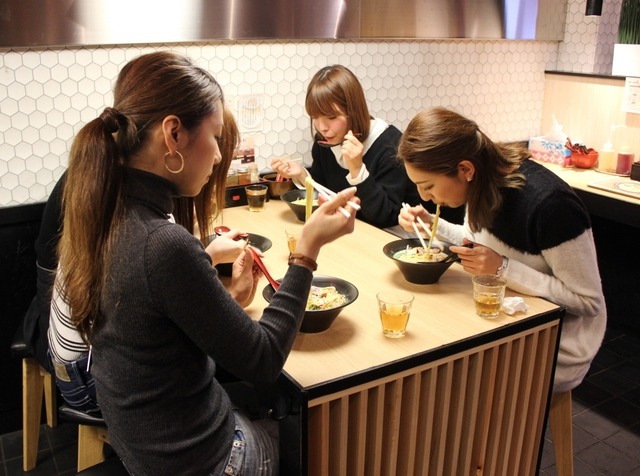 メインのラーメンを食べている女性たち