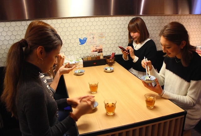 デザート(麺チョコスイーツ)を食べている女性たち