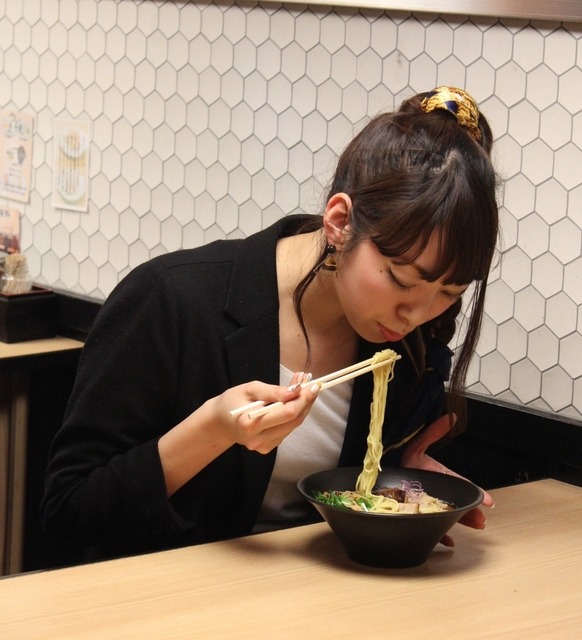 ラーメン女子の森本氏が、ラーメンを食べているところ