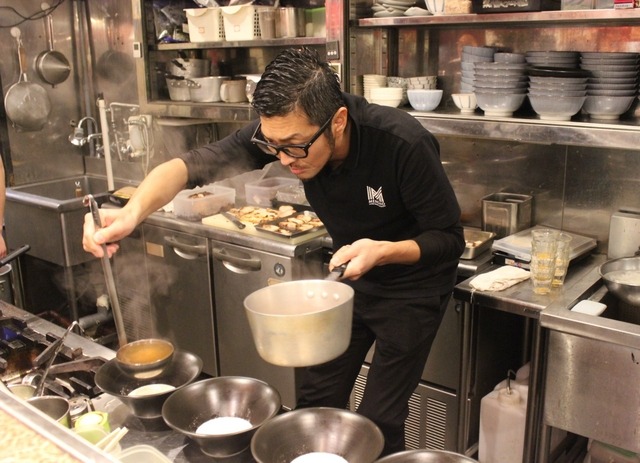 「メンショー トーキョー」の店主・庄野智治氏が、限定ラーメンを作っているところ