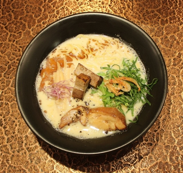 「メンショー トーキョー」の限定ラーメン(豆乳エビ入り白湯)