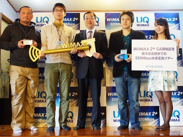 代表取締役社長 野坂章雄氏(中央)とパイロットモニター3名、美人時計モデルの室伏真璃さん(右)