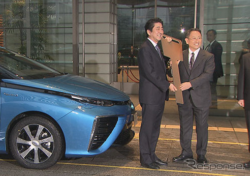 首相官邸で行われた『MIRAI』の納車式