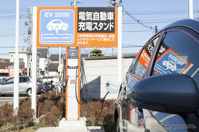 オートバックス店舗での充電風景
