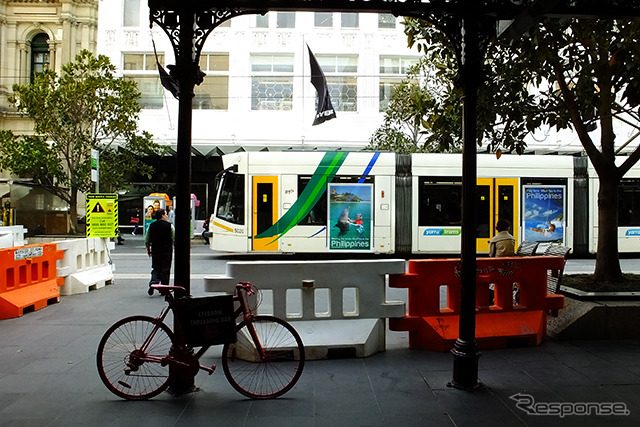 メルボルンの中心地(CBD)を行く路面電車(トラム)