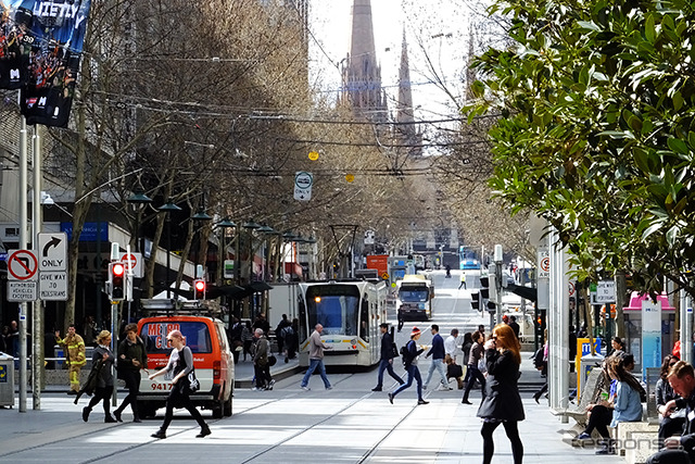 メルボルンの中心地(CBD)を行く路面電車(トラム)