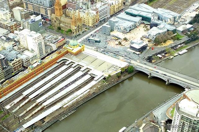 ユーレカスカイデッキ(Eureka Tower)からフリンダーズ・ストリート( Flinders Street)駅を見下ろす
