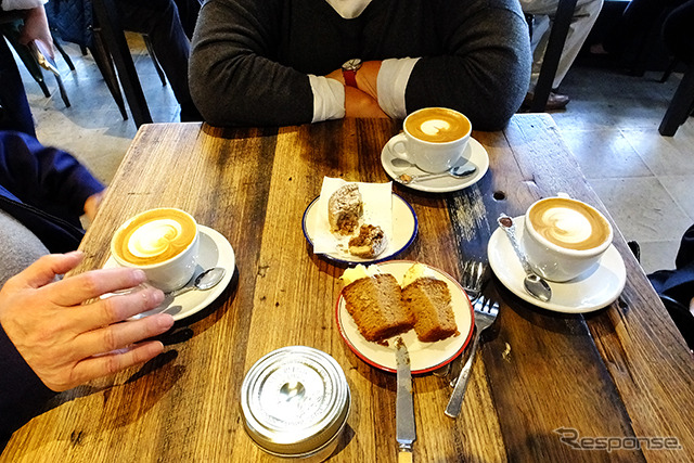 プラーラン・マーケット(Prahran market)にあるマーケット・レーン・カフェで「フラット・ホワイト」などを