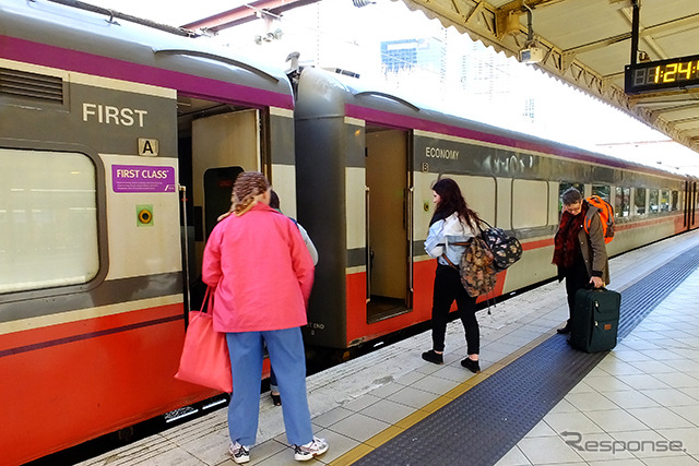 メルボルンのターミナル、フリンダーズ・ストリート駅に停車中の客車列車。ファーストクラスとエコノミークラスがある