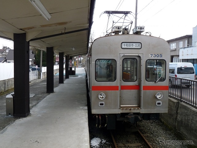 大井川鐵道が十和田観光電鉄から購入した7200系は車両の両端に運転台が付いている。一方は製造時から付いている「ダイヤモンドカット」の運転台だが、もう一方の運転台は十和田観光電鉄が東急から購入した際に追加されたもので、その形状も平面になっている。写真は十和田観光電鉄で運用されていた頃の7200系。