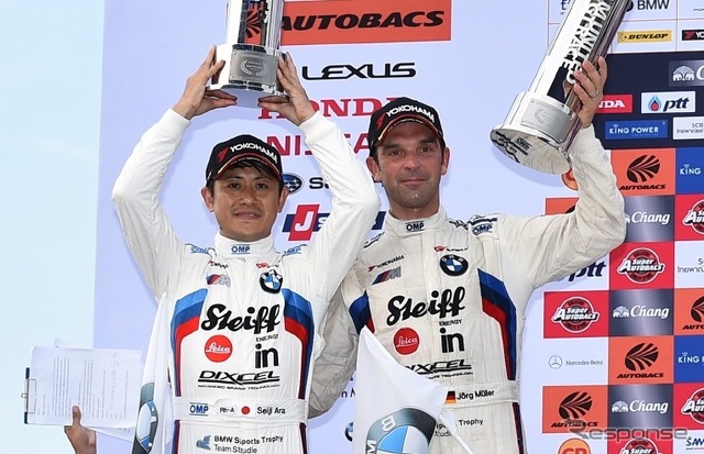 2014年の第7戦タイで表彰台に上がった荒とミューラー。